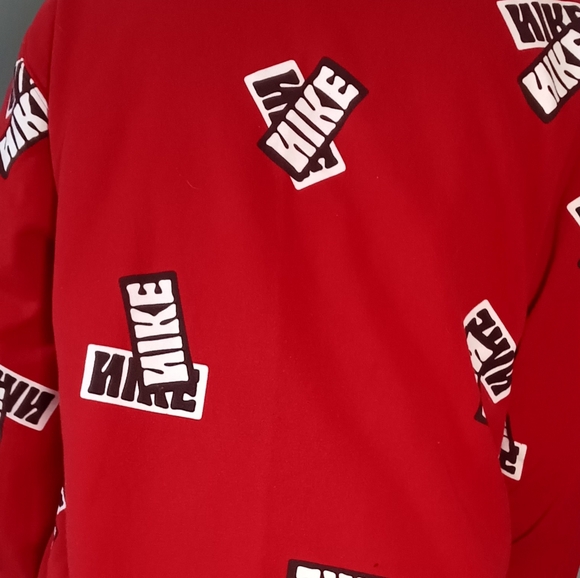 Nike Sport Essentials all over sticker print crew neck fleece sweatshirt in red - Picture 2 of 3